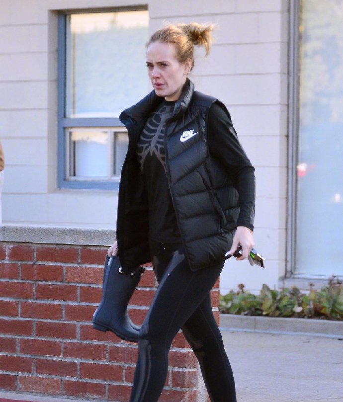 31岁阿黛尔“整容式”减肥38斤后出街！变成小V脸，可惜皮肤松弛