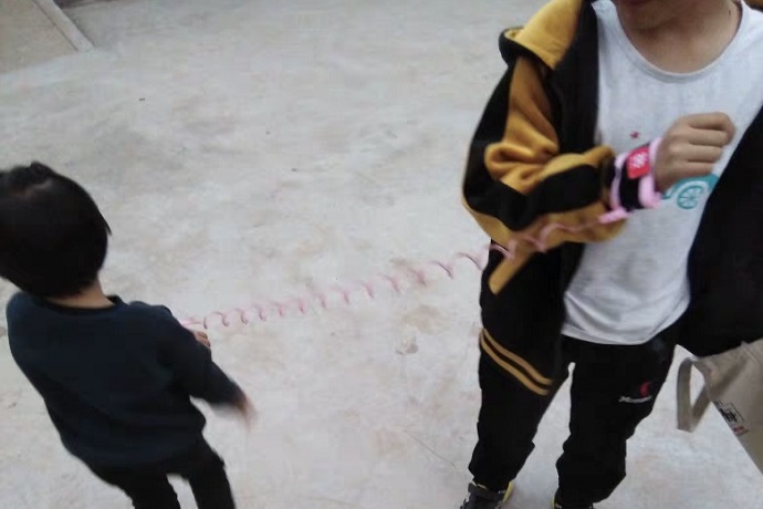 带娃出门小妙招,带娃出门时你有什么安全小妙招