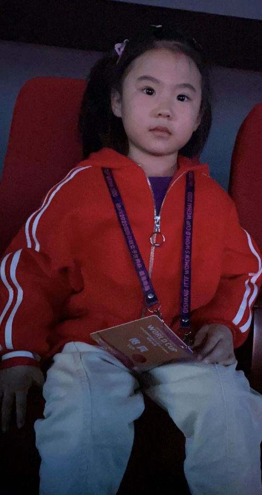 王楠女儿训练哭了,王楠女儿练球哭了