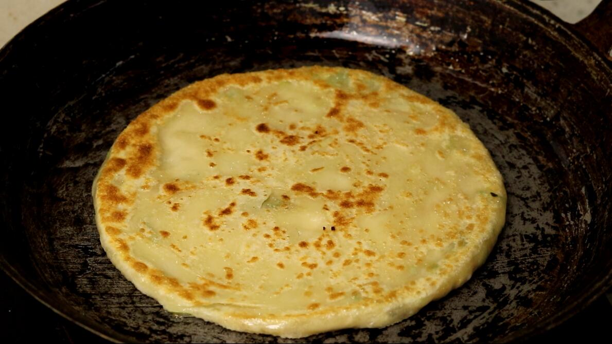 葱油饼的基本步骤和注意事项,正宗酥脆葱油饼做法教程