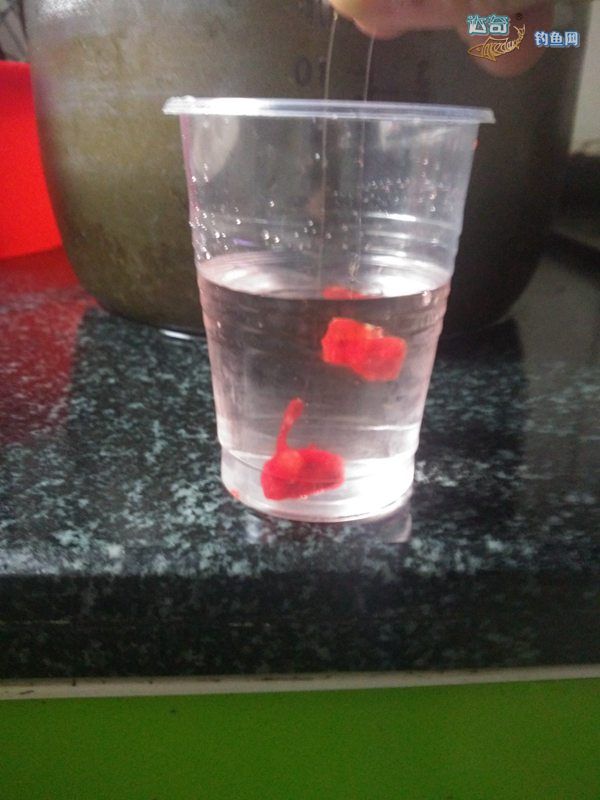 黑坑怎样加红虫饵料最好,钓鲫鱼红虫颗粒怎么开饵