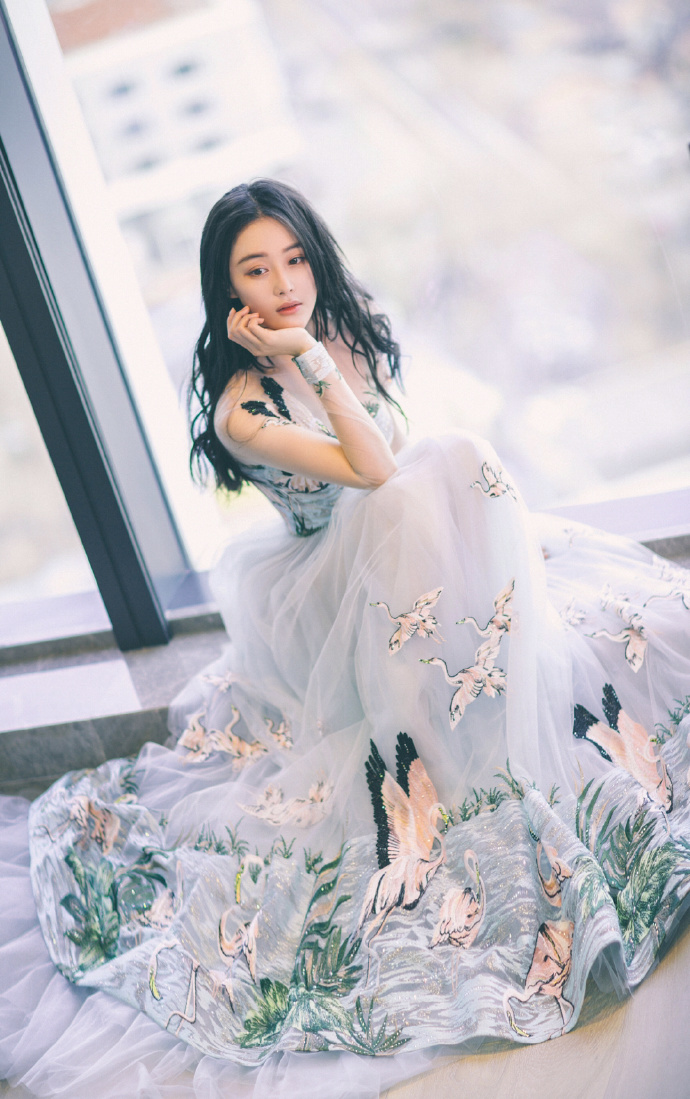 张馨予一身紫衣美若天仙,张馨予穿衣打扮难掩高贵气质