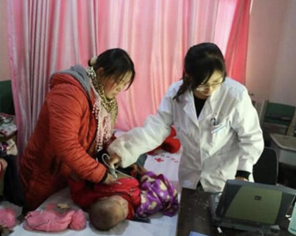 宝宝吃了固体胶水怎么办,宝宝把胶水当果冻误食