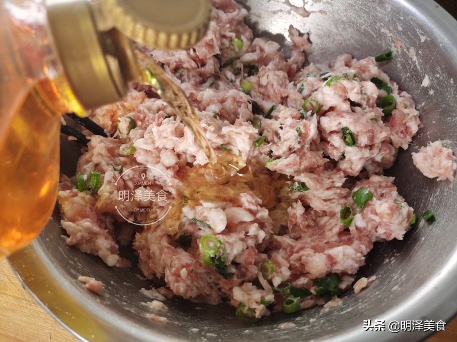 这种蔬菜很少生虫，用它做馅蒸包子，味道鲜香，我一次能吃四五个