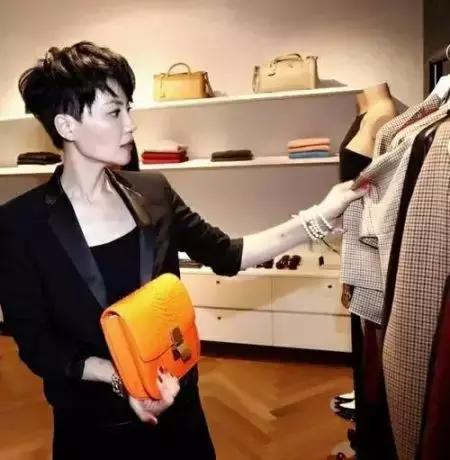 celine豆腐包保值吗,celine豆腐包每年有什么颜色