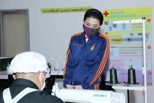 花心泰王也温柔?结婚周年陪王后穿情侣装,满脸宠溺给娇妻打下手