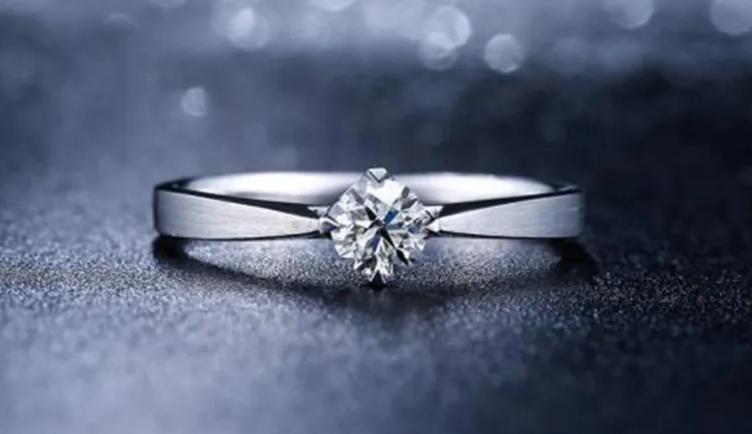 爱迪尔：预亏近10亿，子公司实控，苏氏家族的钻石游戏