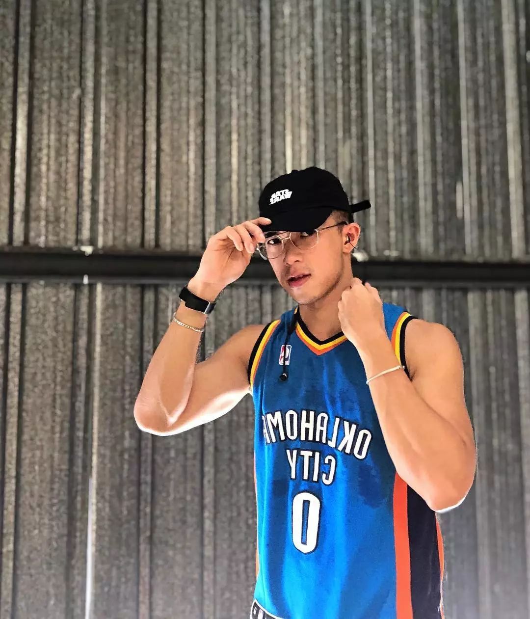 大学毕业生发传单,被精英男*养包**!