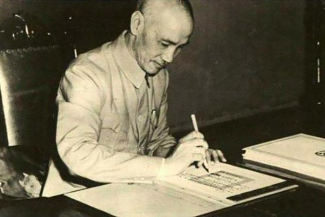 韩练成被告发是*产党共**，他急中生智，一番话让蒋介石打消怀疑