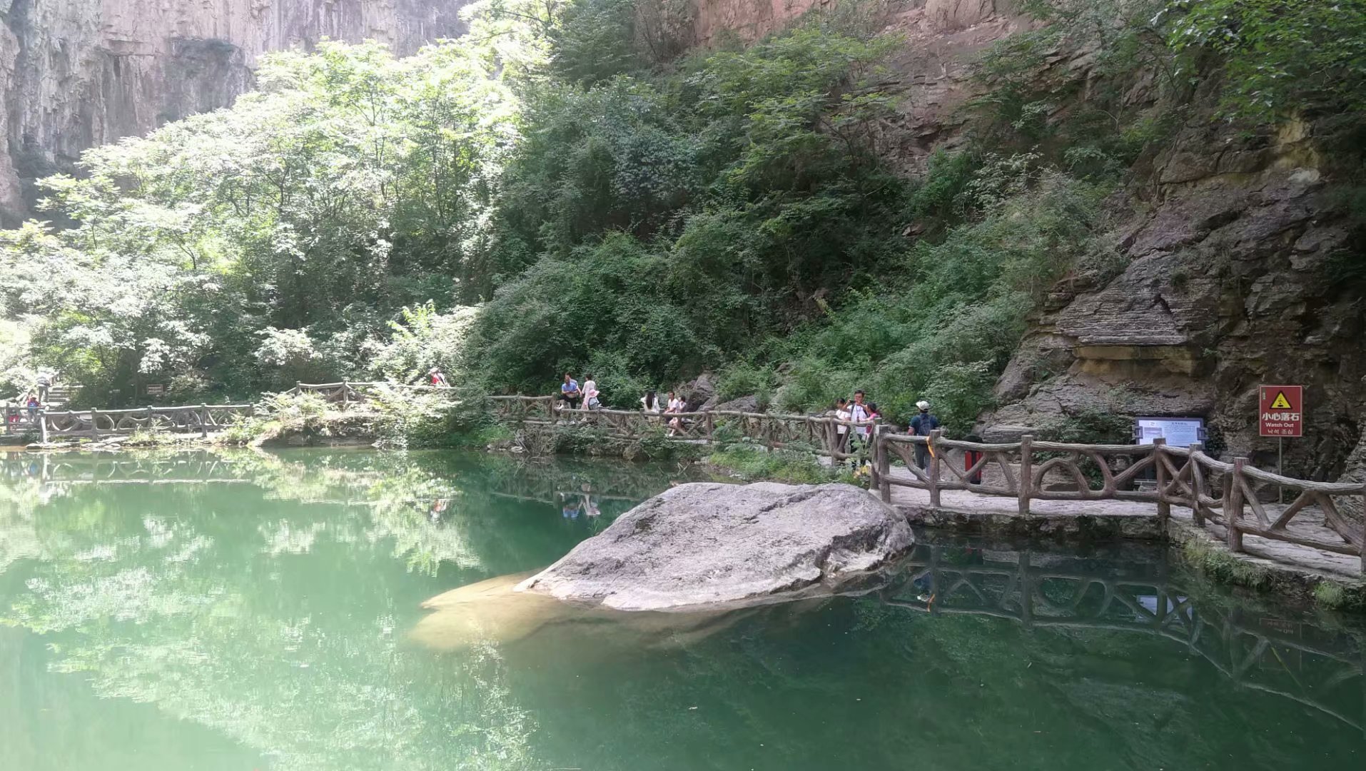 乘船游览江南水乡美如画,畅游三峡大坝一览高峡