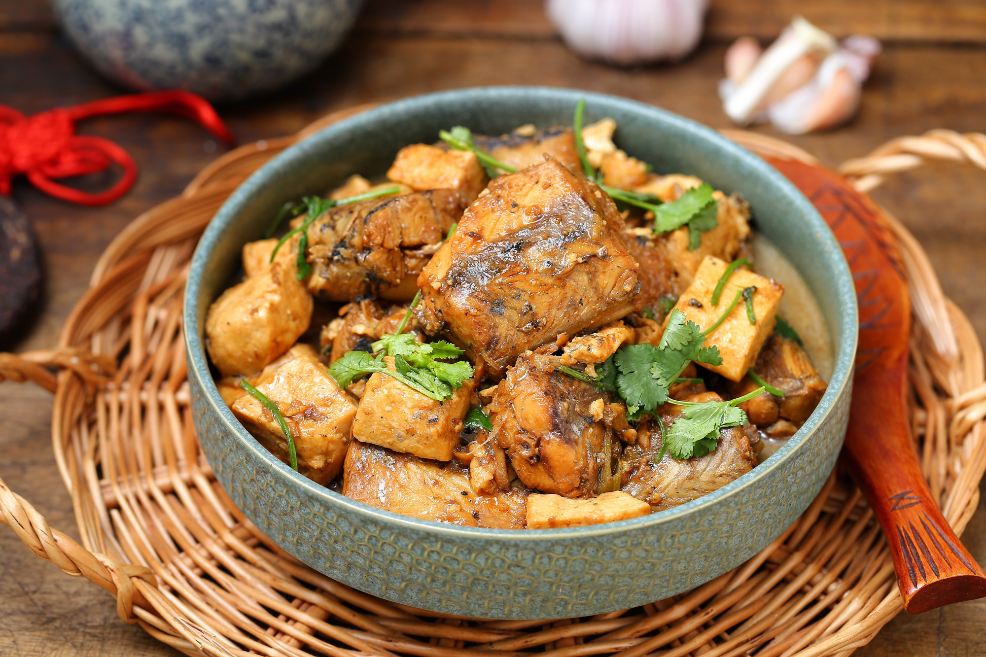 千炖豆腐万炖鱼的功效与作用,鲜香美味的鱼炖豆腐