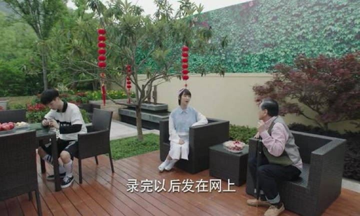 韩商言住的海景套房要十多万一晚,韩商言买项链