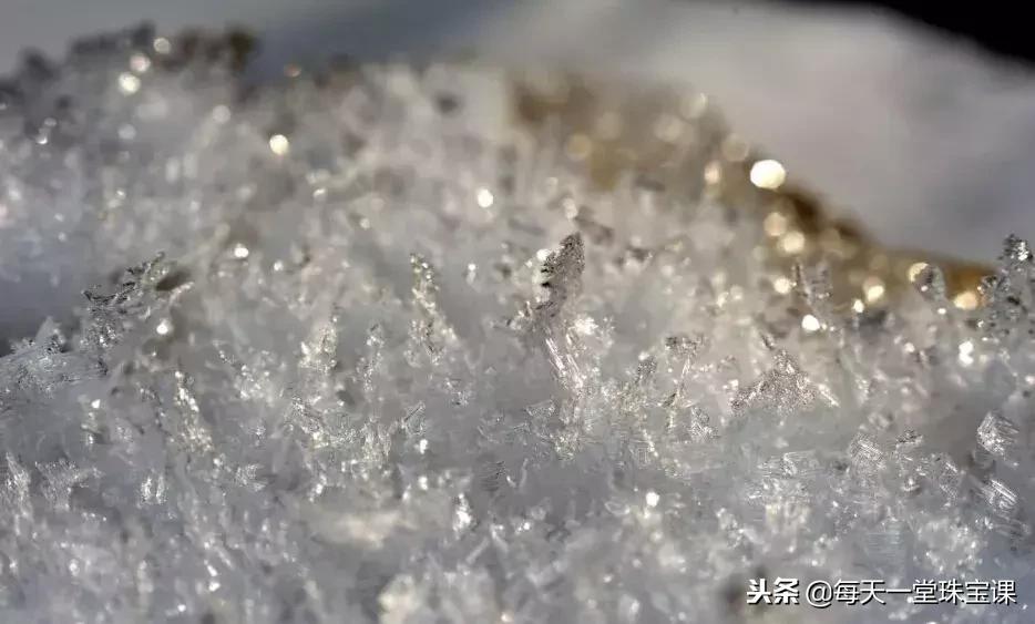 现在买到的钻石都是人造钻石吗,为什么人造钻石比天然钻石品质好