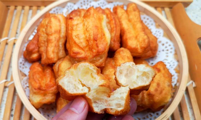 炸油条的新方法不用酵母和泡打粉,炸油条用小苏打还是用泡打粉