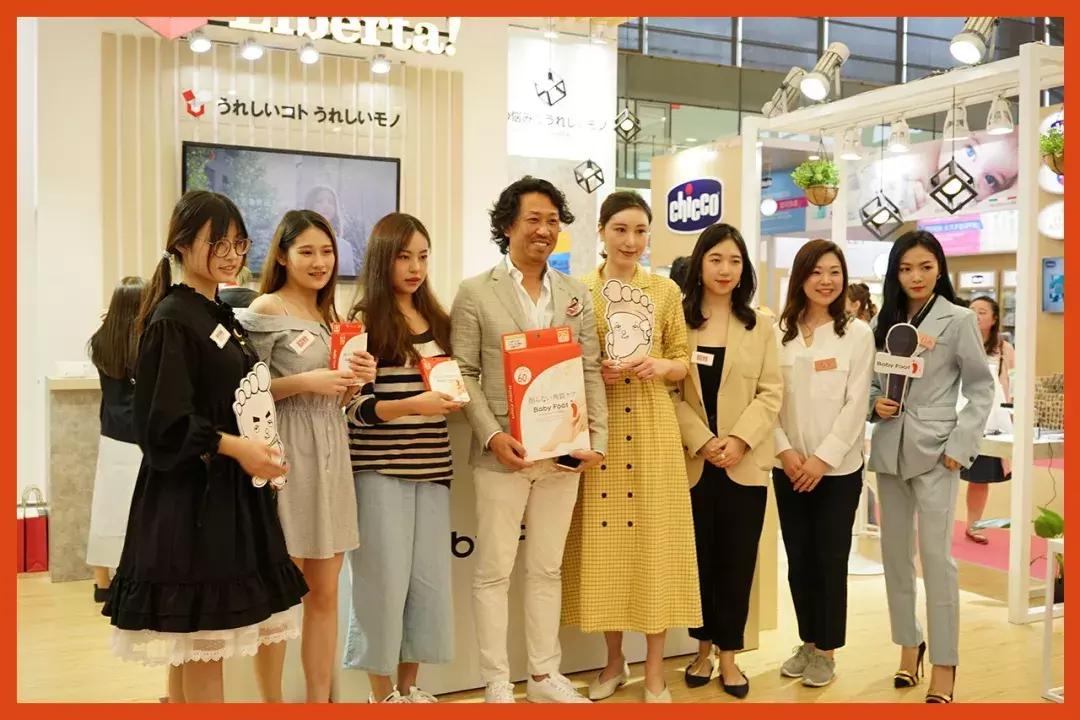 前方足控福利!美女小姐姐现场扣脚~画面太美我不敢看