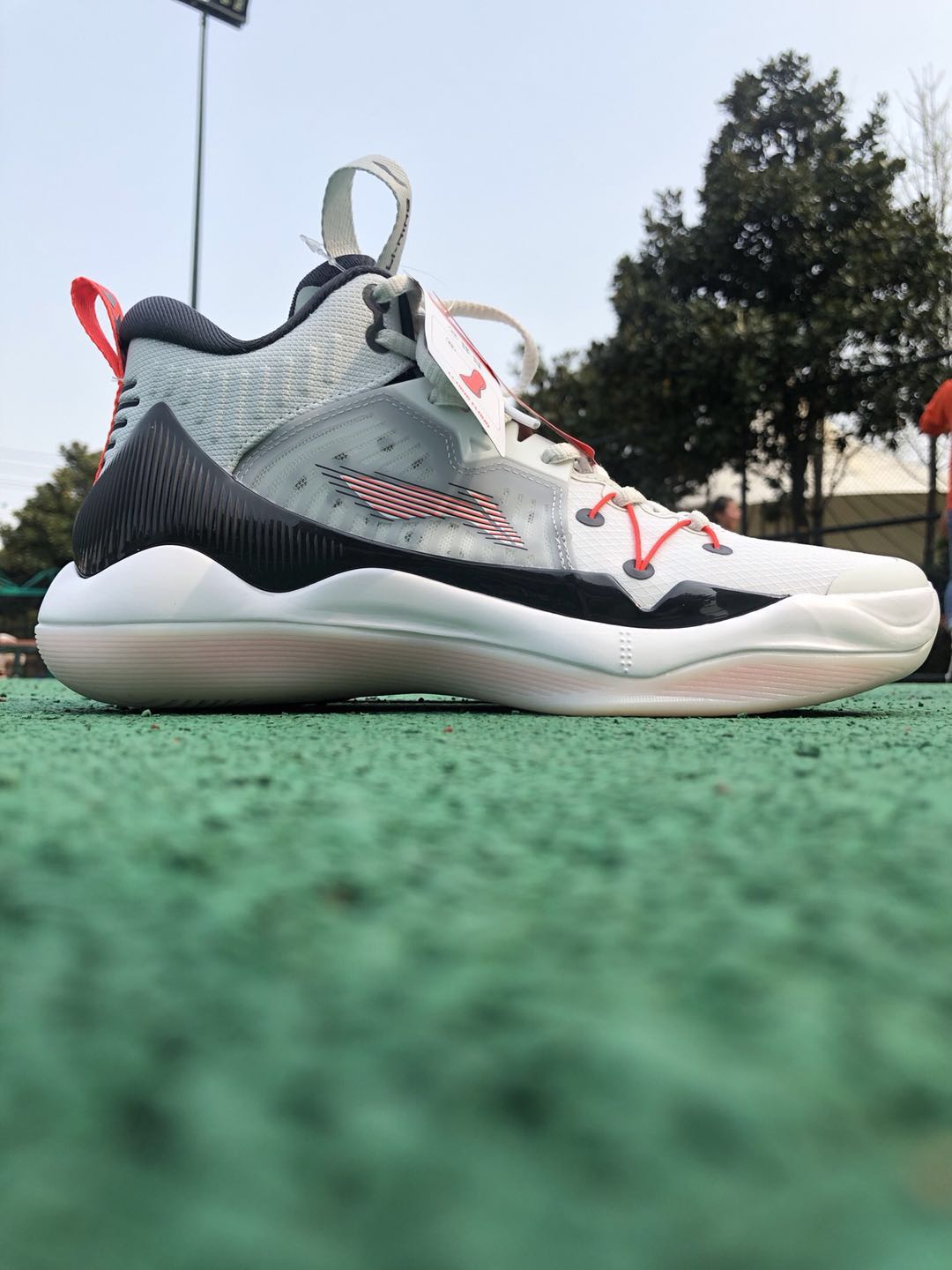 李宁8083ultra和利刃3v2哪个好,国产性价比高的篮球鞋实战推荐