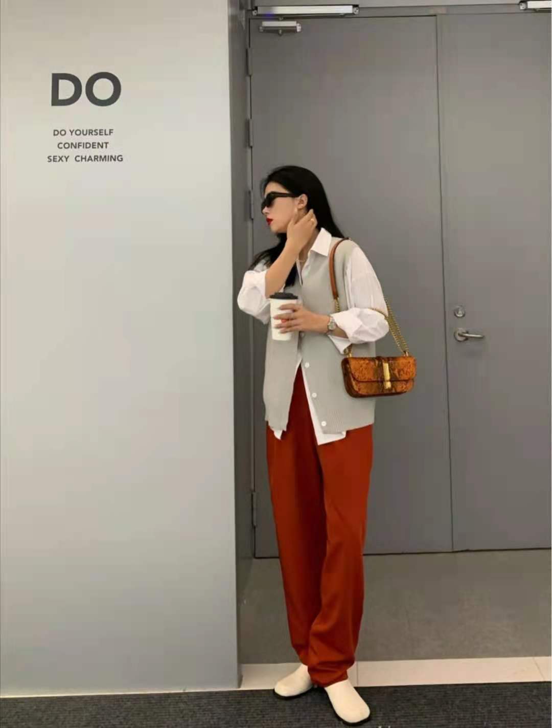 红色民族风上衣搭配什么裤子,咖啡色裤子配红色上衣好看吗