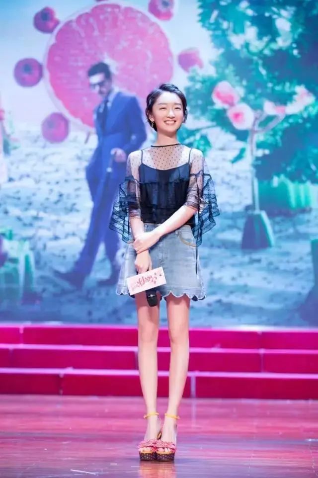 平胸＆小个子，不想“平平无奇”，周冬雨等女星穿搭技巧让你美