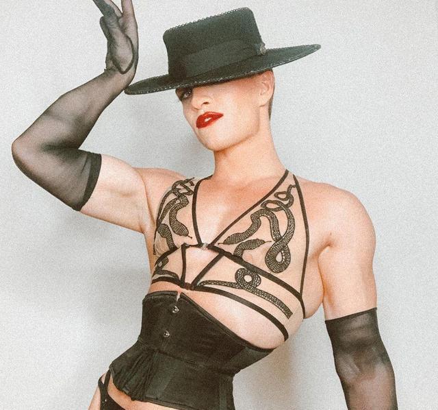 是辣眼还是个性？女性内衣品牌请肌肉男当模特，网友直呼：毁三观