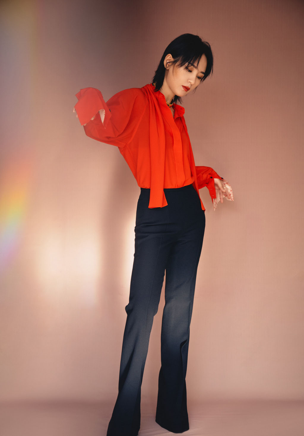 周笔畅黑色露腰造型同款衣服,周笔畅穿搭风格变得更美了