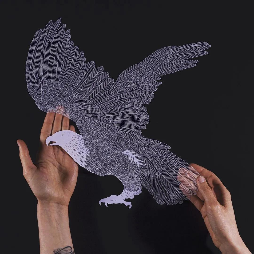 她用一把手术刀在2毛钱废报纸上雕出精美图腾,一幅卖60万