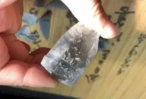 88万玻璃种原石,168万买原石一刀切出蛛网裂