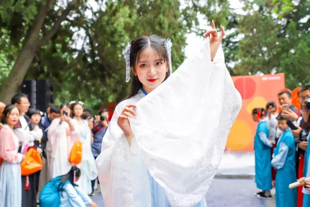 西安汉服秀视频,西安曲江池汉服秀