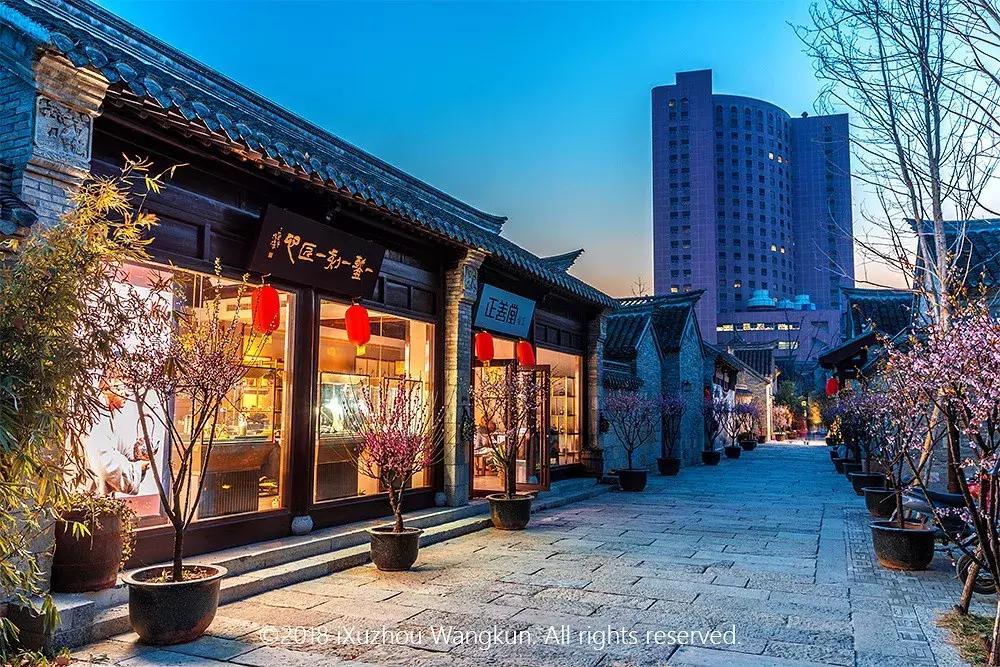 徐州市中心处竟隐藏着一片梅花林，时尚又古香的街区被映成粉色