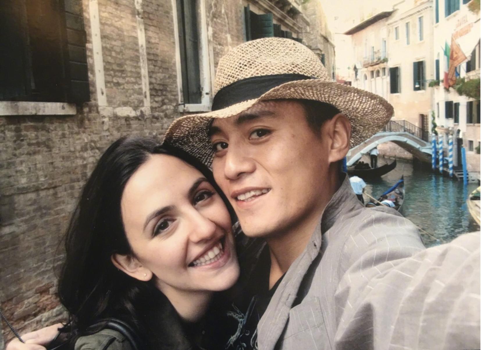 别揣测了，人家就是兄弟！20年了，你们这些观众也该出戏了