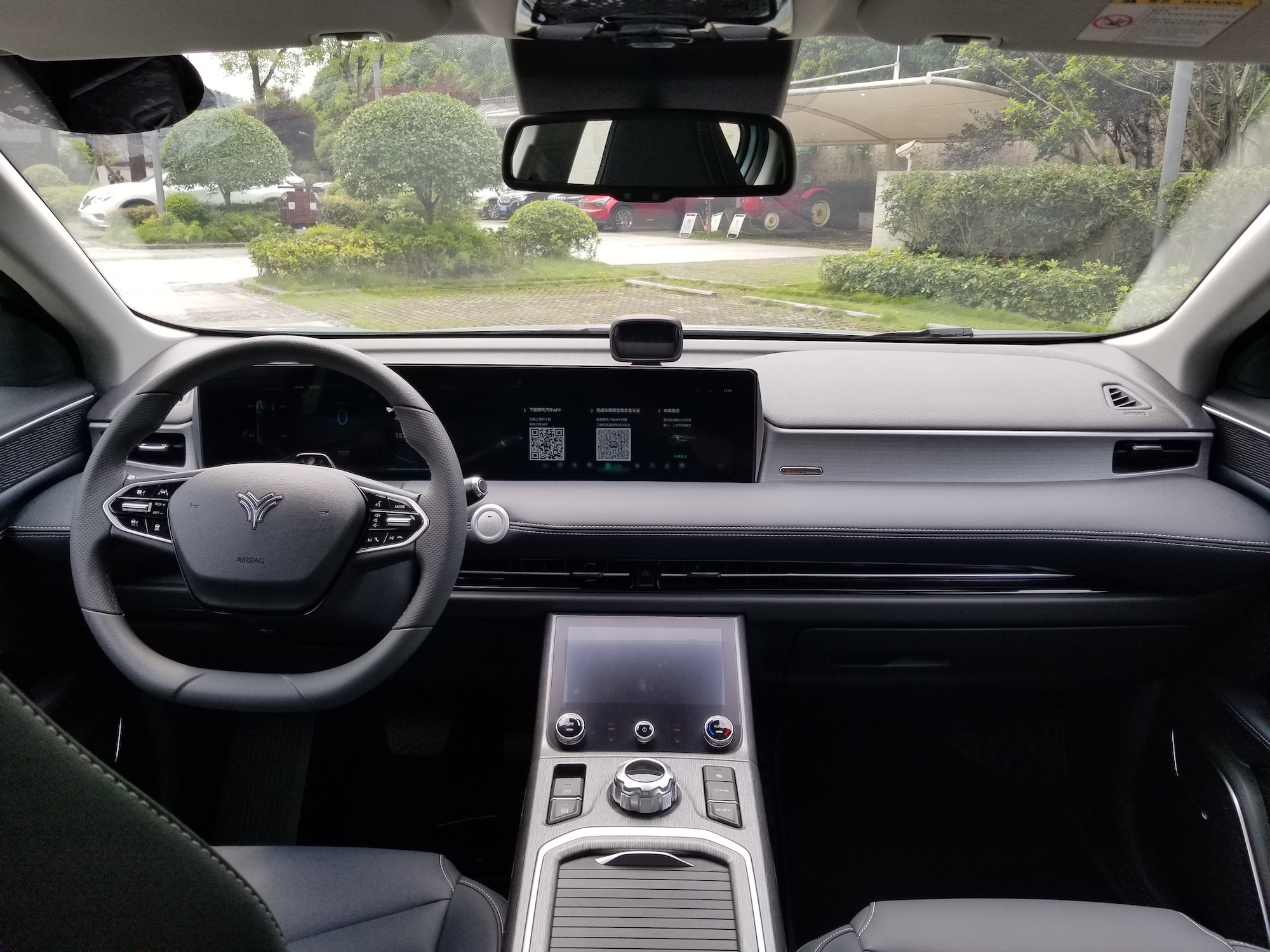 把车钥匙做成指尖陀螺？这才是纯电SUV里的“创意玩家”