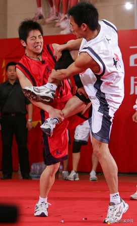 足球规则不允许吐口水,足球吐唾沫给牌以后怎么判罚