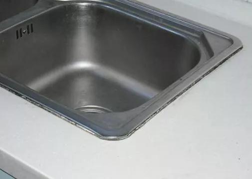 洗手盆边玻璃胶变黑发霉怎么清理,玻璃胶时间长了发霉变黑怎么办