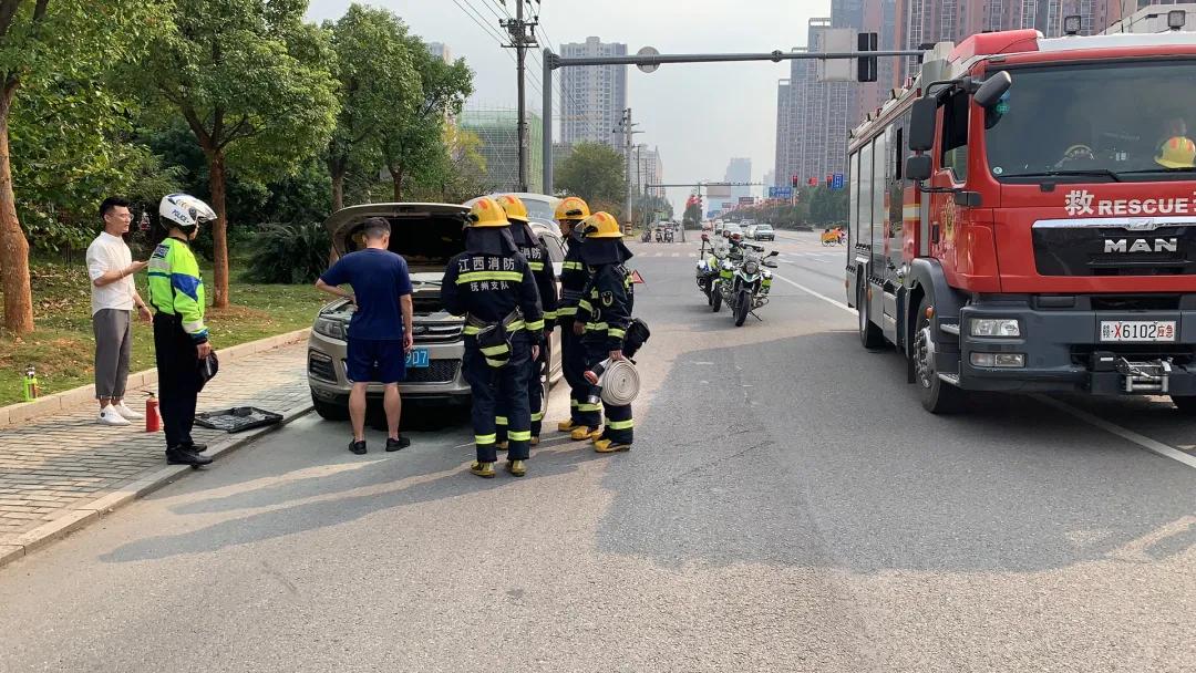 庆源大道汽车自燃,泾县硕果时代附近一轿车街头自燃