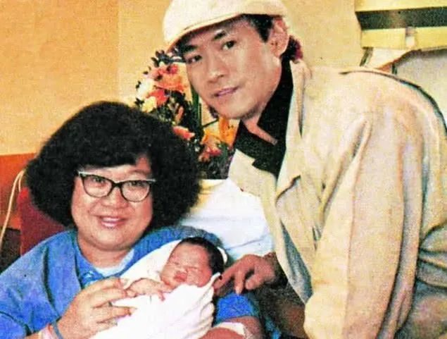 叶童和赵雅芝30年演唱会一同鞠躬,赵雅芝入驻抖音叶童留言