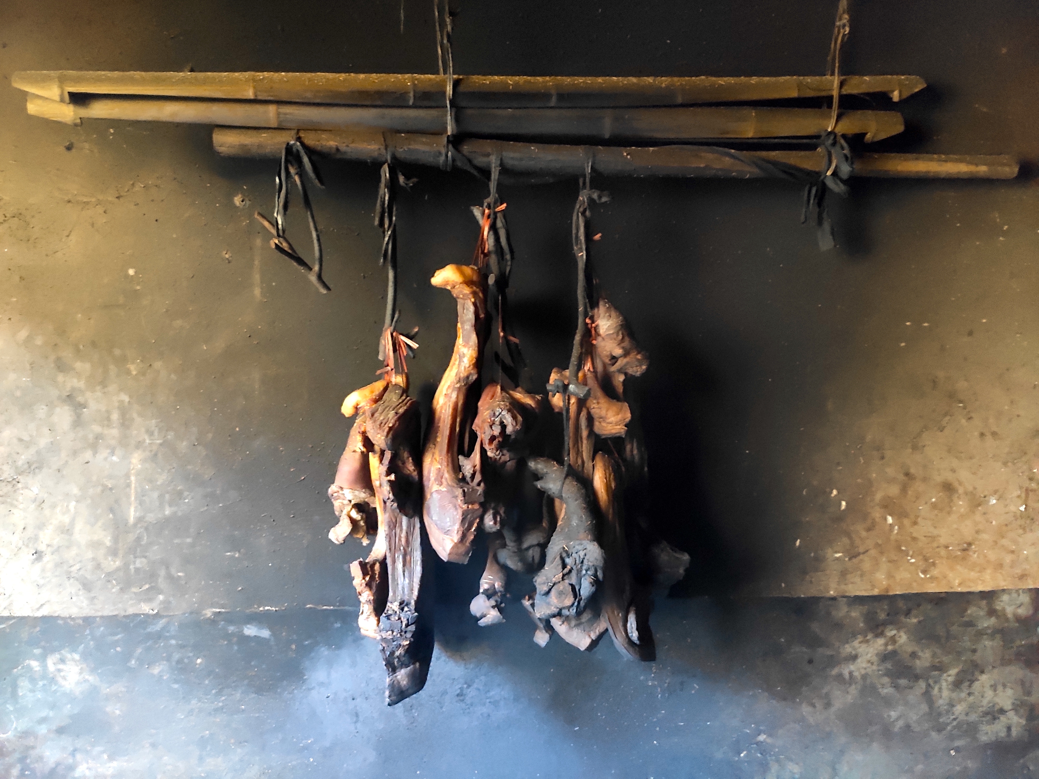 腊肉如何保存是放在冰箱冷冻室吗,香肠腊肉干了又不进冰箱怎么保存