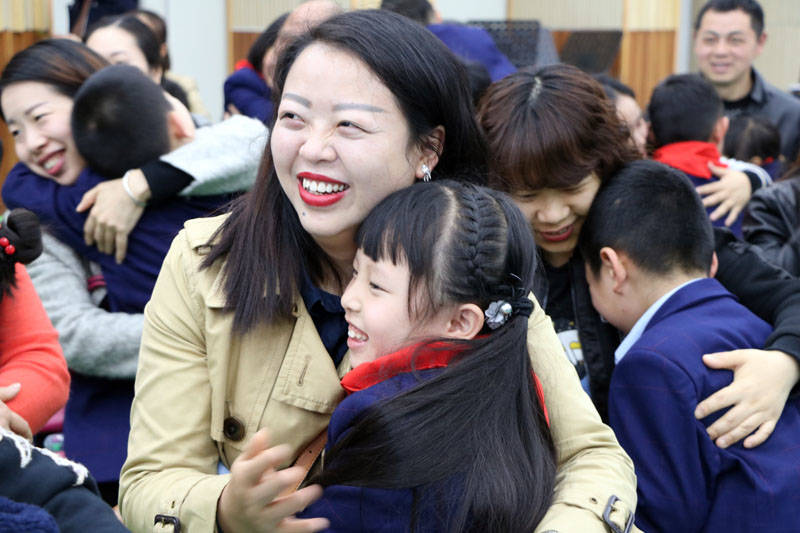 家长大赞！重庆新村教育集团“家长开放日”体验智能互动创新课堂