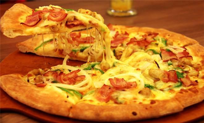 披萨皮松软还是脆的好吃,披萨皮为什么会不蓬松