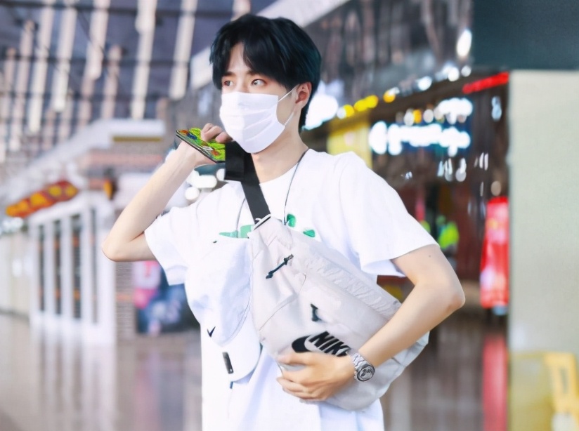 nike腰包王一博同款的质感,王一博同款腰包nike多少钱