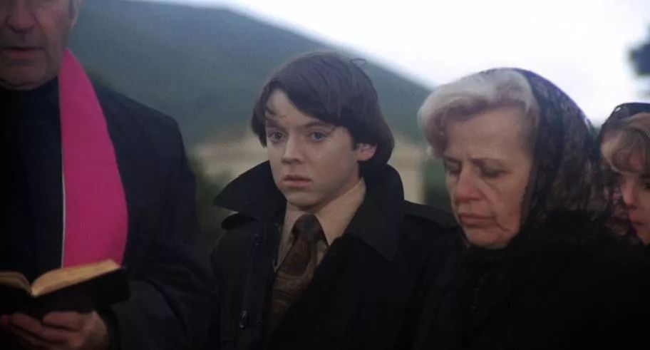 一个20岁小伙子的故事,一个20出头的男孩爱上一个女孩