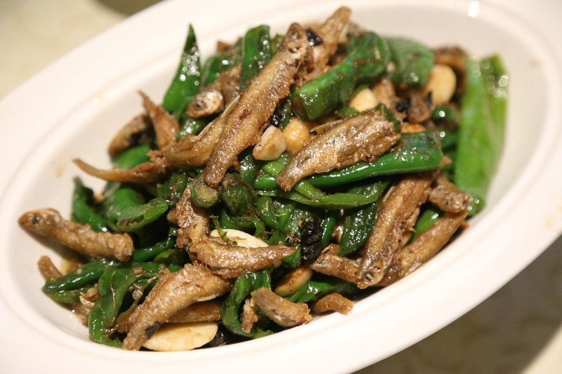 这家虾铺有搞作，在红色的海洋中剥龙虾看球，好热闹