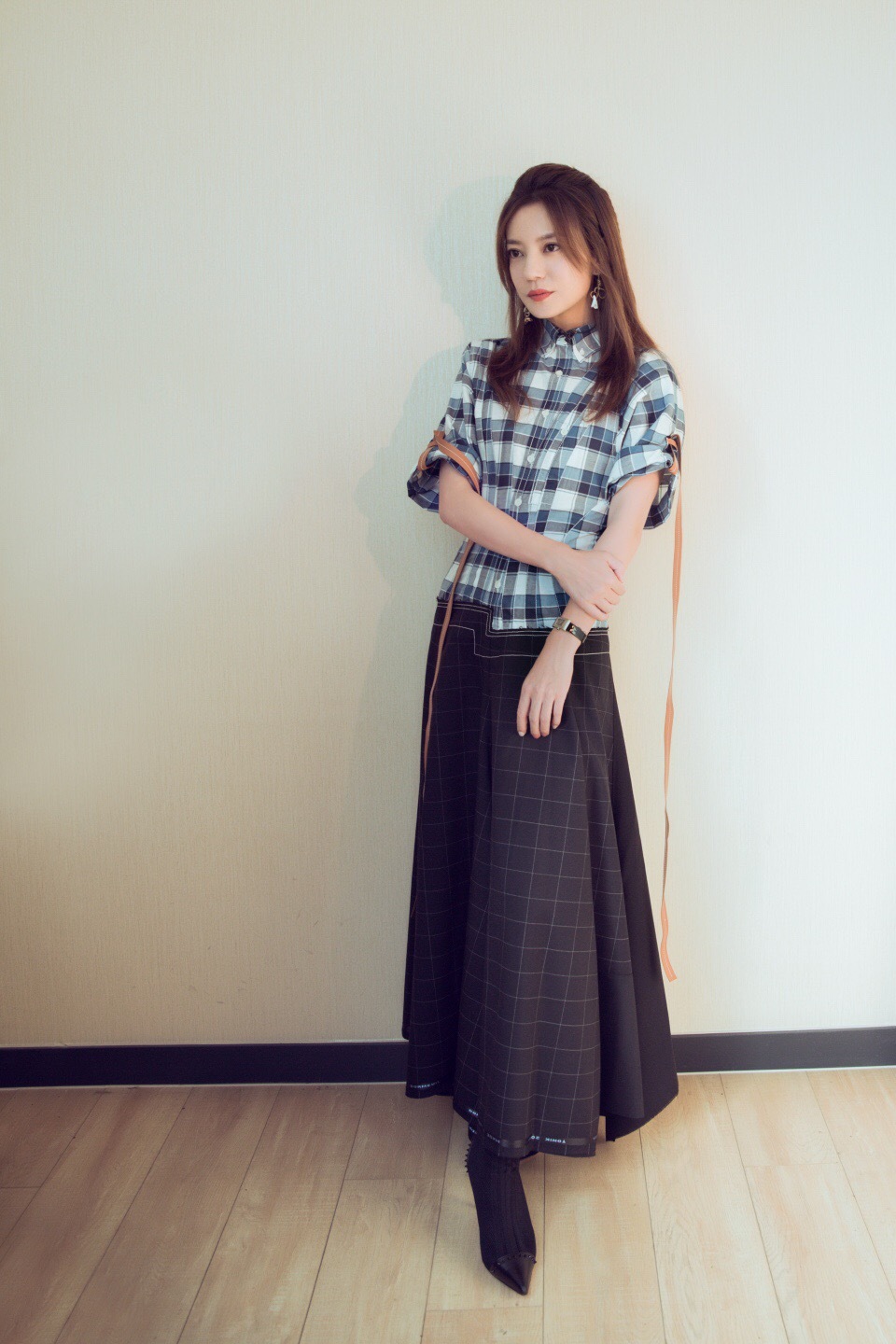 赵薇鞋子太窄，为了不沾地脚趾头都被挤“变形”，放大看真搞笑