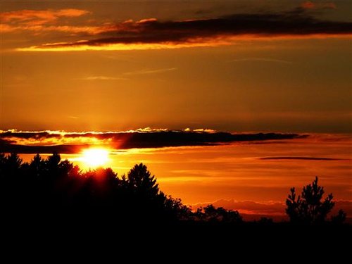 夕阳洒在平原上,夕阳洒在淡水河上