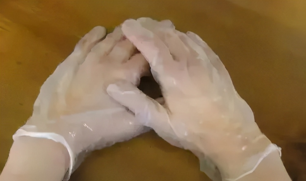 冬天手变得粗糙怎么办,冬季腿部胳膊干燥起皮用什么护肤