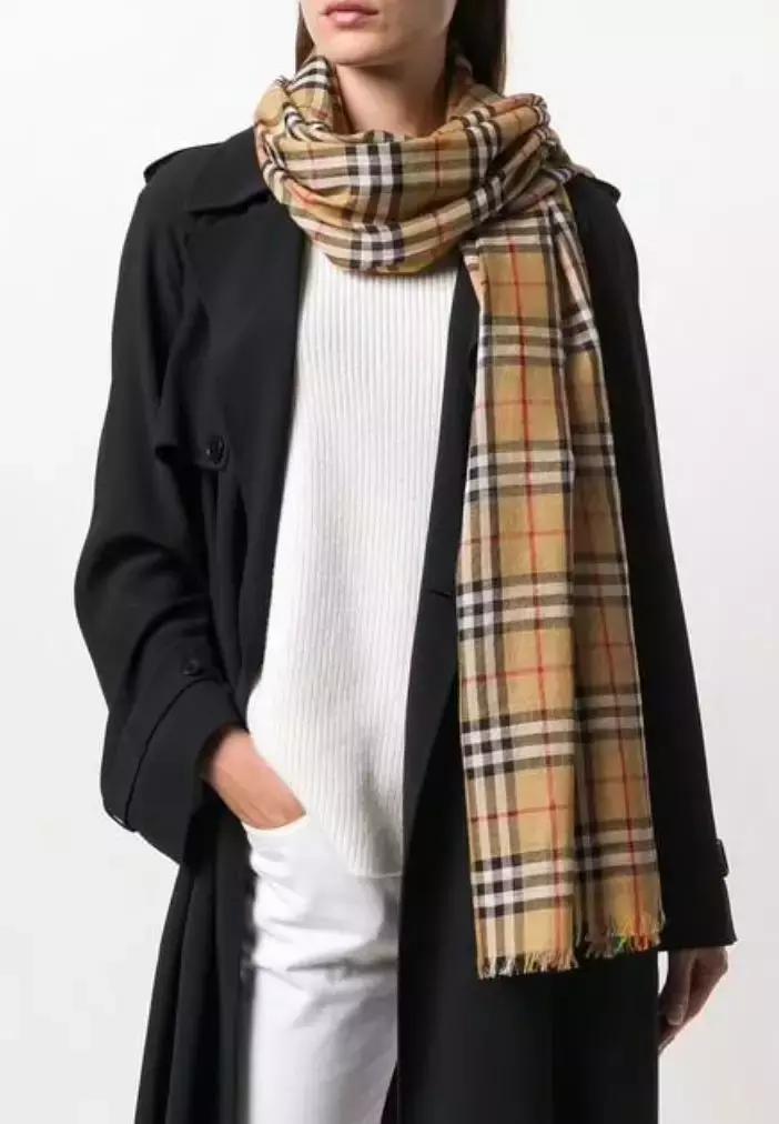 想要冬天穿出高级感,冬天围巾这样系简单又时尚好喜欢