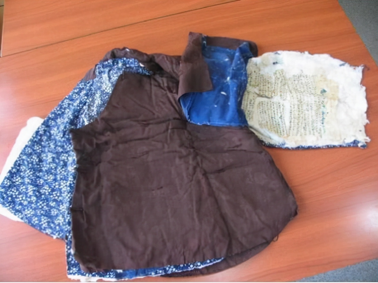 养父去世后36岁女孩寻亲,女子整理父亲遗物发现一封血书