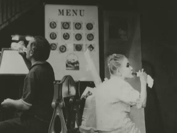 日本最著名站街女：拉客到74岁，等着一个永远等不到的客人…