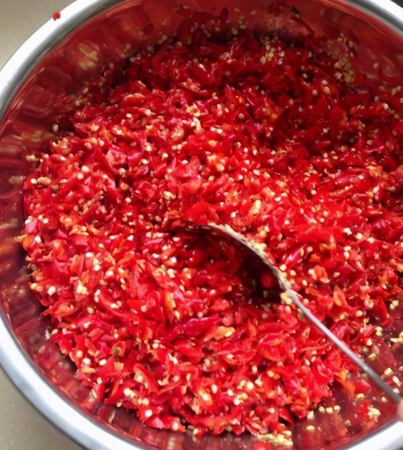 做剁辣椒除了放盐还要放什么吗,做剁辣椒时放什么不会酸