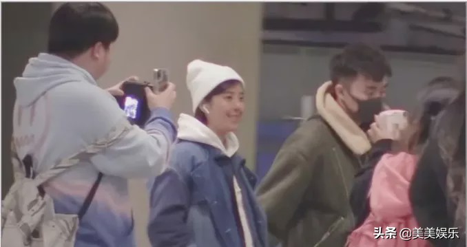 凭烂片赢来名气？官宣恋情秀恩爱，对方是个富二代？