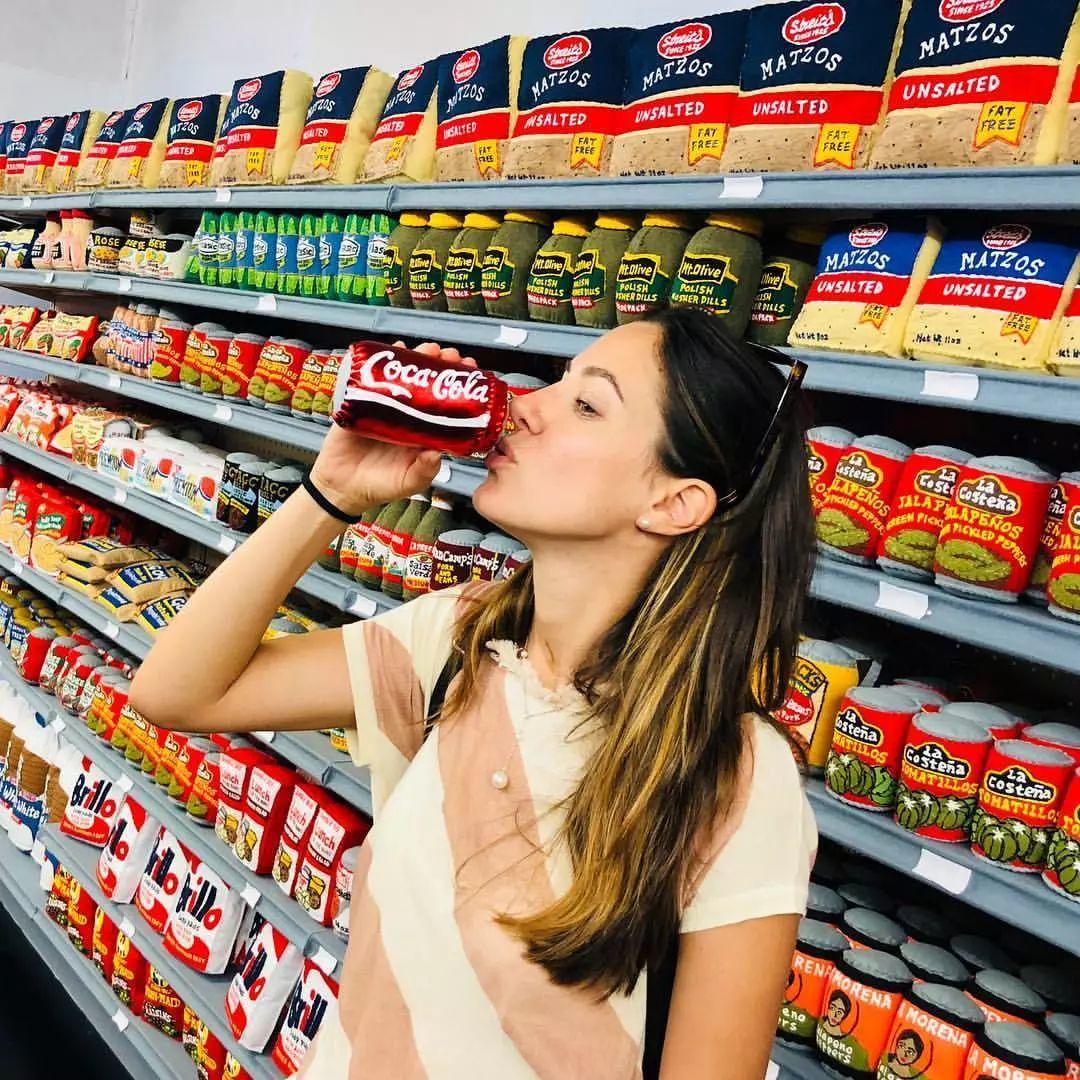 艺术家用一块布打造便利店、情趣用品店...生意却异常火爆