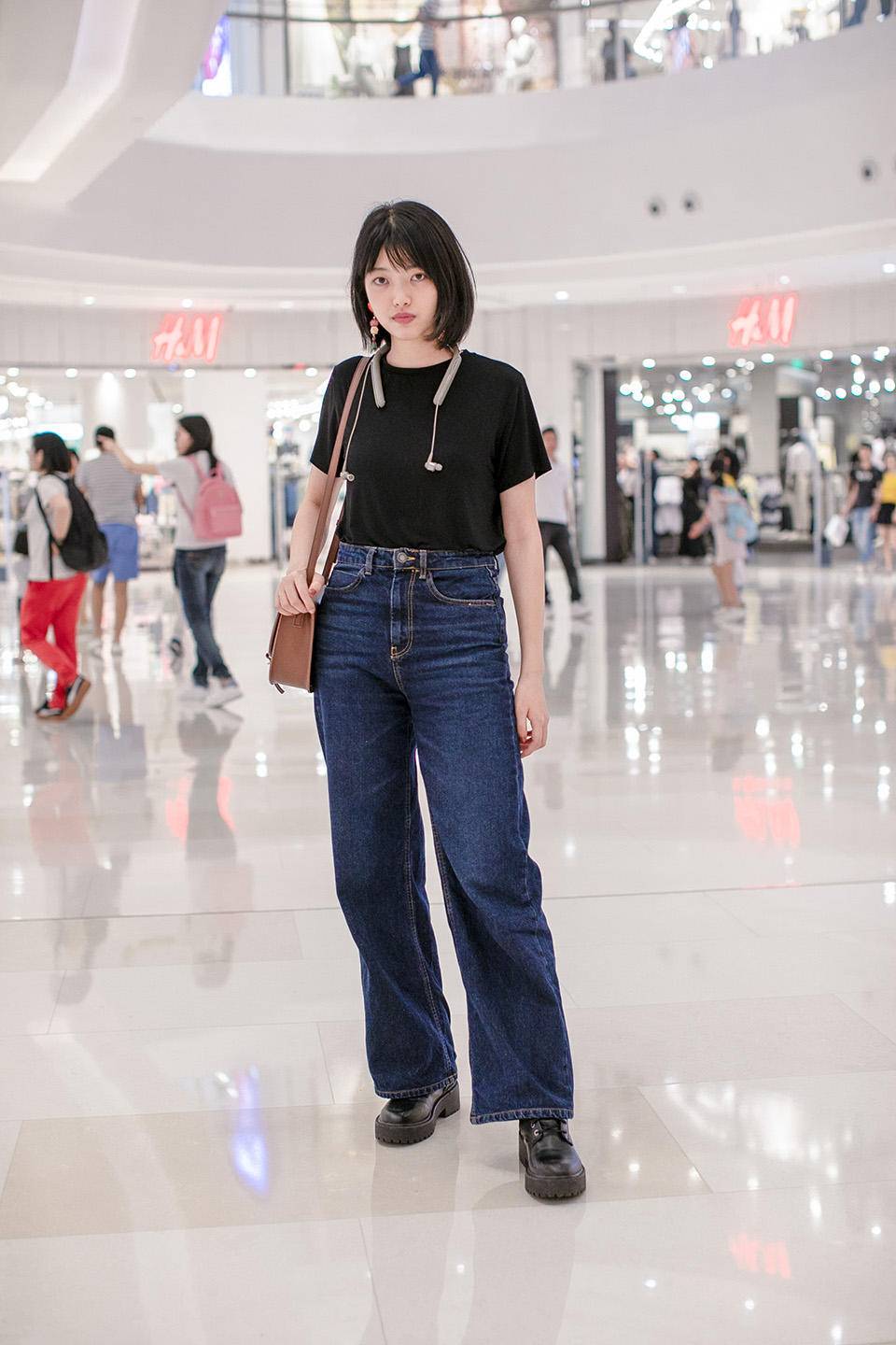 街拍夜晚潮人穿搭，时尚牛仔裤百搭不厌，黑色系搭配更具神秘优雅